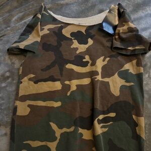 Brandy Melville camo tee
